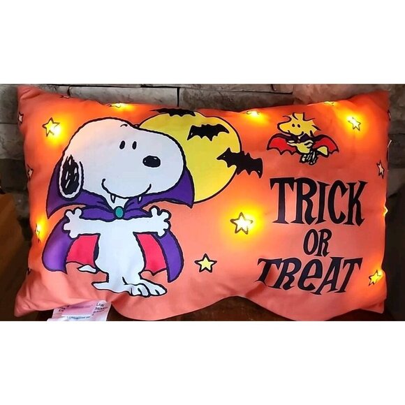 Peanuts Halloween Pillow Lights Up Snoopy Vampire Trick Or Treat New - Picture 2 of 6